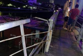 Tàu hàng đâm lệch cầu đường sắt