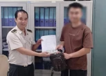 Nam hành khách ở sân bay Nội Bài hoảng hốt trước câu hỏi 'có phải anh quên ví'
