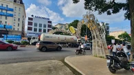 Xe chở khí gas tông sập cổng chiếu sáng tại TP Buôn Ma Thuột
