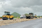 Nam công nhân bị xe lu cán tử vong khi đang thi công thảm nhựa đường