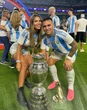 Vẻ sexy của vợ 'người hùng' Argentina