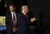 Ông Trump xuất hiện với băng trắng trên tai, giơ nắm đấm