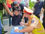 Kiểm tra lái xe Grap, lực lượng 141 phát hiện 'hàng trắng'