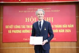Ông Gianluca Fiume – TGĐ Piaggio Việt Nam được trao tặng kỷ niệm chương từ Bộ Kế hoạch và Đầu tư Việt Nam