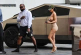 Vợ Kanye West mặc áo bikini siêu nhỏ đi chơi phố