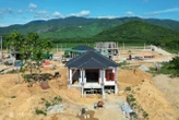 Thuê 'thần đèn' dời nhà khỏi tuyến cao tốc Bùng - Vạn Ninh