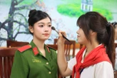 Ê kíp 100 người make up miễn phí cho hơn 1.000 chiến sĩ trong đại lễ A80