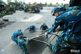 Bọc kín máy bay, tháo tổ hợp tên lửa vận chuyển rời Trung tâm Triển lãm Quốc gia