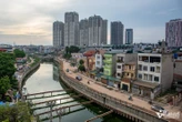 Hà Nội: Đường cải tạo cao hơn nền nhà cả mét, người dân phải bắc ván để đi lại