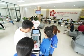 Đến phường, được robot mời nước, kẹo và đưa đi làm thủ tục