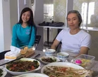 Mỹ nữ đáng tuổi con vây quanh Châu Tinh Trì