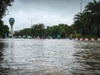 Thủ đô ngập lụt chưa từng có: Quân đội điều xe cứu trợ, phụ huynh bì bõm cõng con tan trường