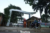 Học sinh Thái Nguyên vượt bùn lầy trở lại trường sau mưa lũ