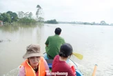 Cô giáo Bắc Ninh bì bõm lội nước dọn bùn đất chờ đón trẻ đến trường