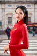 Hương Giang thu hút ánh nhìn khi diện áo dài trên đường phố châu Âu