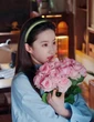 Sau chụp ảnh cùng hoa hồng, Lưu Diệc Phi lại khởi xướng trào lưu làm đẹp mới