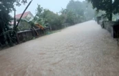 Mưa lớn, hàng nghìn học sinh ở Huế nghỉ học