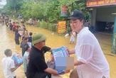 Hình ảnh chân thực của Hoa hậu Nguyễn Thị Huyền khi đi từ thiện tại miền Trung bão lũ