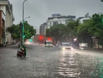 Hà Nội ngập tứ bề, loạt phương tiện bị 'bức tử' giữ biển nước