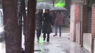 La Reina Letizia, risas y complicidad bajo la lluvia con maxi paraguas y un total look negro