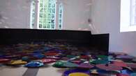 La instalación de arte de Liz West 'Our Color Reflection' se muestra estos días en el Parque de Esculturas de Yorkshire