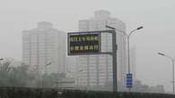 Autoridades chinas emiten alerta amarilla por intensa niebla en Beijing