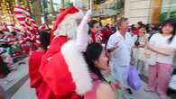 Santa Claus distribuye regalos de Navidad en un centro comercial de Bangkok