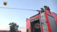 Los bomberos apagan un incendio en una planta de reciclaje de Valencia