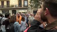 Unas 200 personas protestan en la sede de Junts por su negativa a regular alquileres temporales