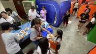 Trabajadores sociales preparan comida para los evacuados ante la llegada del supertifón Man-yi en Manila