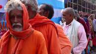 Peregrinos hindúes pasan por Calcuta de camino a Sagar para su baño en el río Ganges