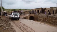 Personas intentan rescatar sus pertenencias en Baghlan tras inundaciones que dejan ya al menos 300 muertos