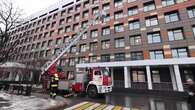 Bomberos vestidos de Papá Noel sorprenden a niños enfermos en un hospital de Moscú