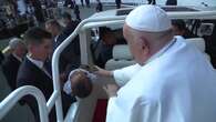 El papa recorre el estadio Madya en el papamóvil