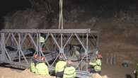 Efectivos de la UME comienzan el montaje del puente modular Mabey en Buñol