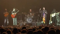 Serrat se encuentra con Estopa en el Palau Sant Jordi en su regreso solidario por València