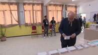 El presidente de Argelia, Abdelmadjid Tebboune, vota en un centro electoral de la capital