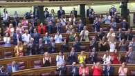 La bancada del PP aplaude al grupo de opositores venezolanos que asisten al Congreso