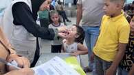 Niños palestinos reciben vacuna antipolio en escuela de la ONU en Gaza