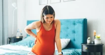 Incredible picture of woman giving birth shows bones protruding through her backGiving birth
