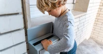 Woman divides opinion by leaving trap for eight-year-old who steals her post