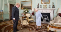 Queen uses handbag to send staff secret message about Boris Johnson at latest meeting