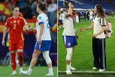 Lucy Bronze shows colours with touching moments after broken tibia admission