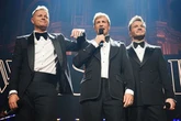 Westlife flying without stools or Mark Feehily at anniversary concert