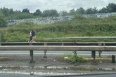 Oasis fans 'walking along' M60 to get to gig as cars 'drive wrong way' after incident