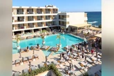 Chaos at hotel as holidaymakers filmed scrambling and fighting for sunbeds