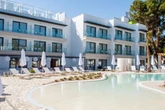 UK tourists bid 'goodbye' and leave Majorca as hotels issue warning