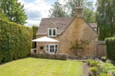 The 'cosy' cottage in the heart of the 'Venice of the Cotswolds' perfect for autumn breaks