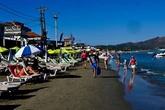 UK tourists urged by Foreign Office to follow Greece cash rule this year