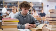 Telefony znikną ze szkół podstawowych? Nowe przepisy od 2026 roku